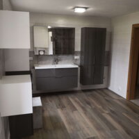 dunkles Hochglanz Badezimmer