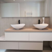 modernes Badezimmer mit Hängeschränke